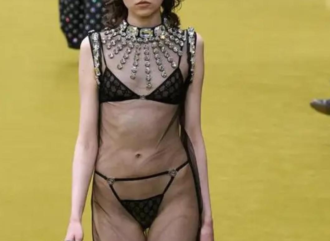 大牌时装秀，频繁暴露隐私部位，到底是追求潮流还是为了博眼球