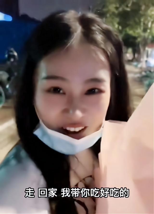 异地恋女友瞒着男友给她过生日,异地恋女友突然出现揭穿男友谎言