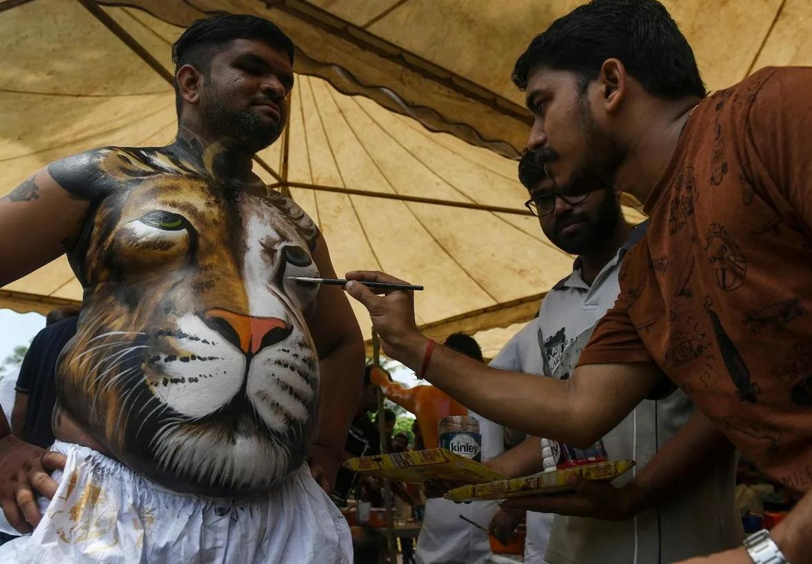 别笑！印度“老虎”*行游**：狂热艺术家们在昏厥中走向艺术巅峰