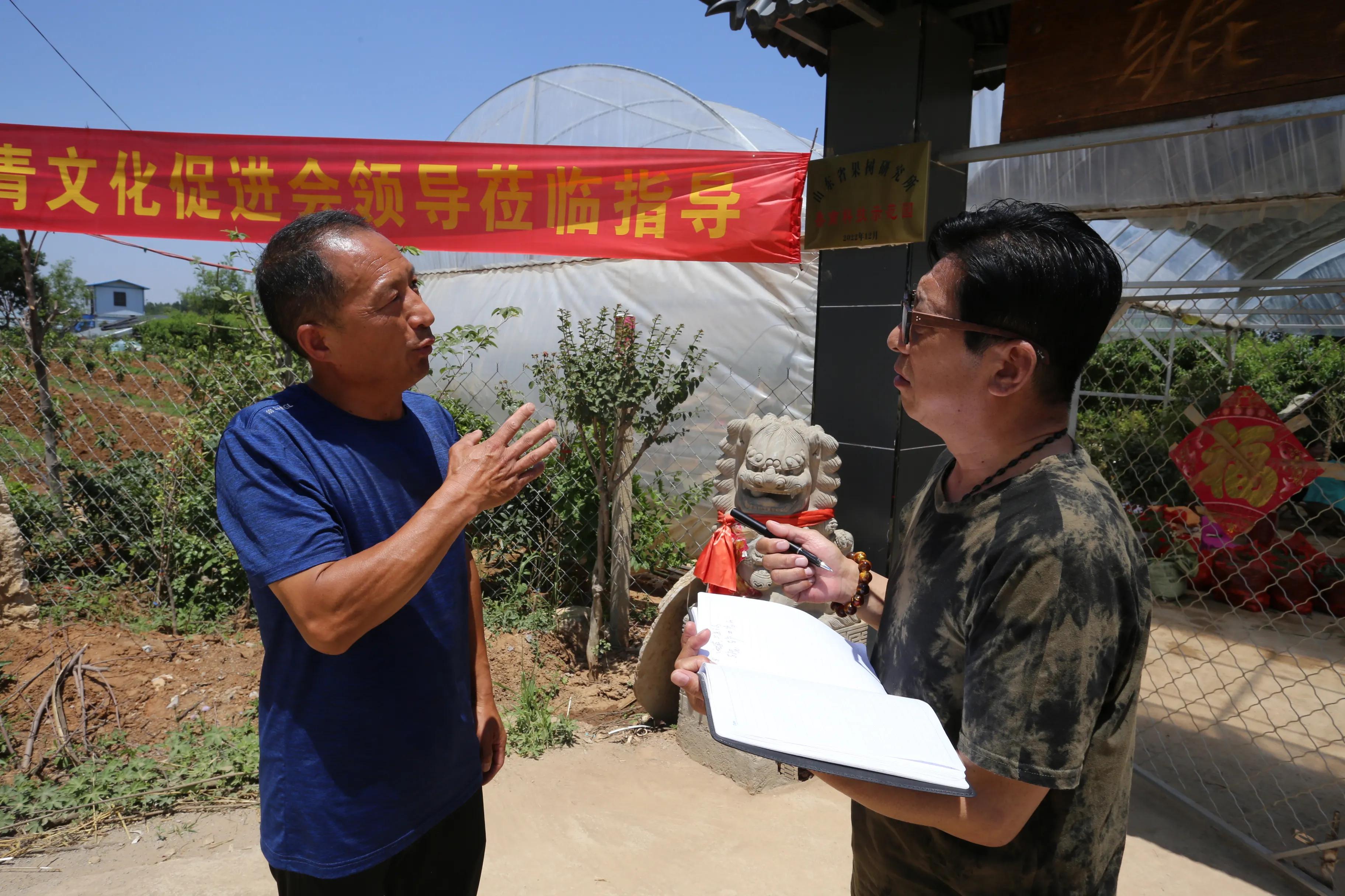 唠家常叙亲情谈未来老知青回访辘轳井记者杨军孙明春