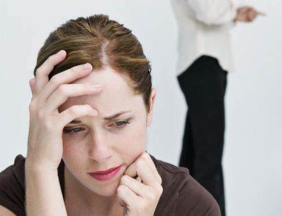 东莞:情侣吵架,女子当众脱裤威胁,“脱掉的是裤子也是尊严”