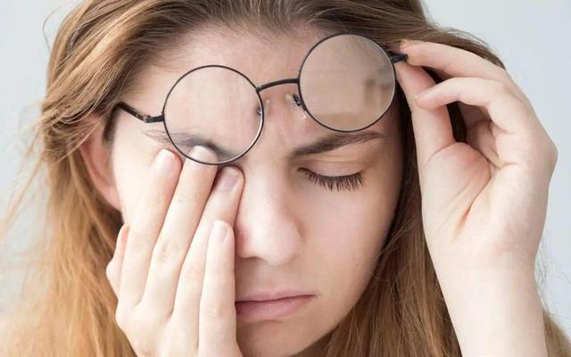 左眼皮或右眼皮跳有什么预兆,左眼皮上眼皮跳是好运还是厄运