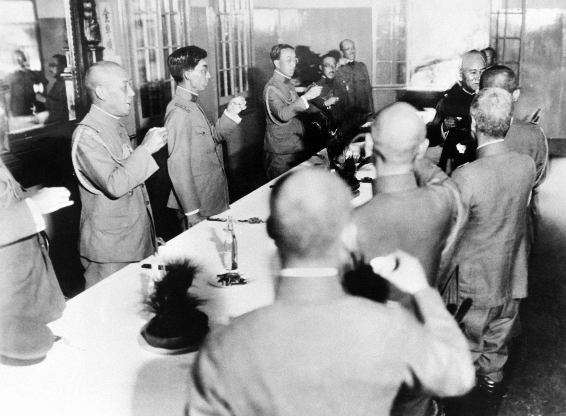 在“满洲国”登基，溥仪只能称“执政”且不能穿龙袍