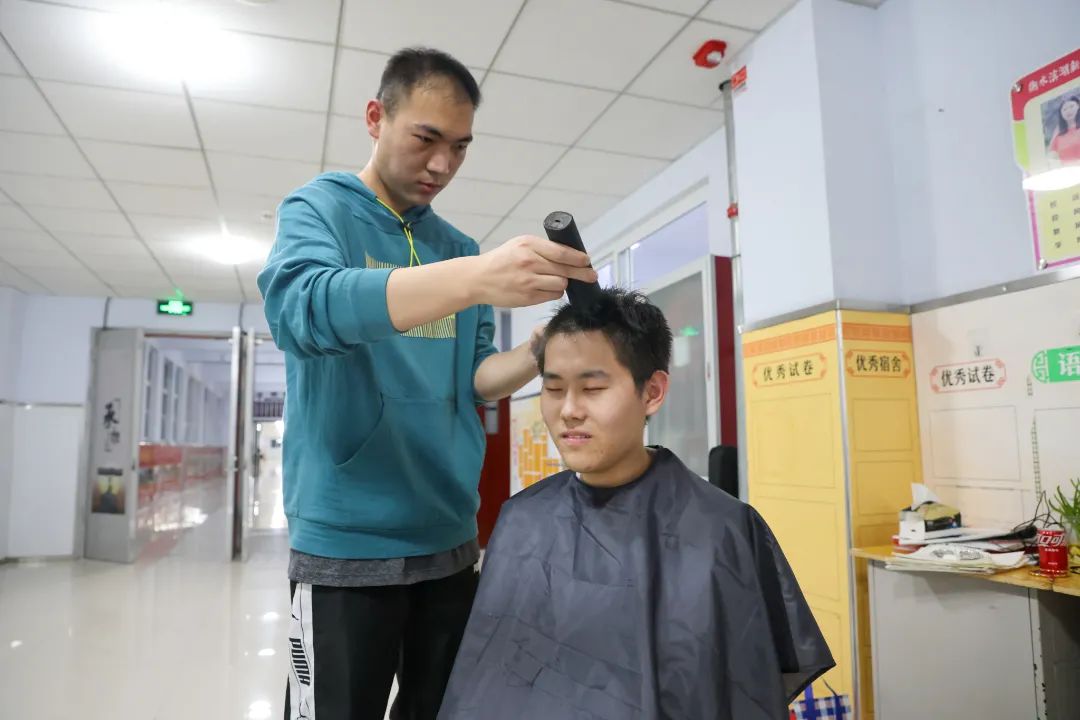 关爱从“头”开始，志臻老师化身“Tony”为学生暖心剪发