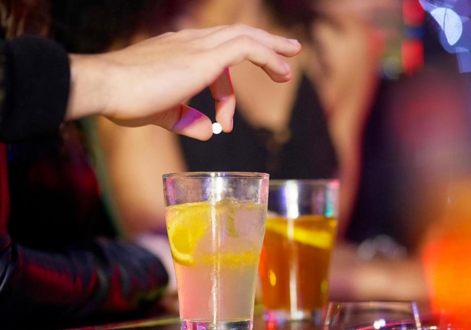 祸害女性的“液体快乐丸”是什么？几滴就会昏迷，不记得发生过程