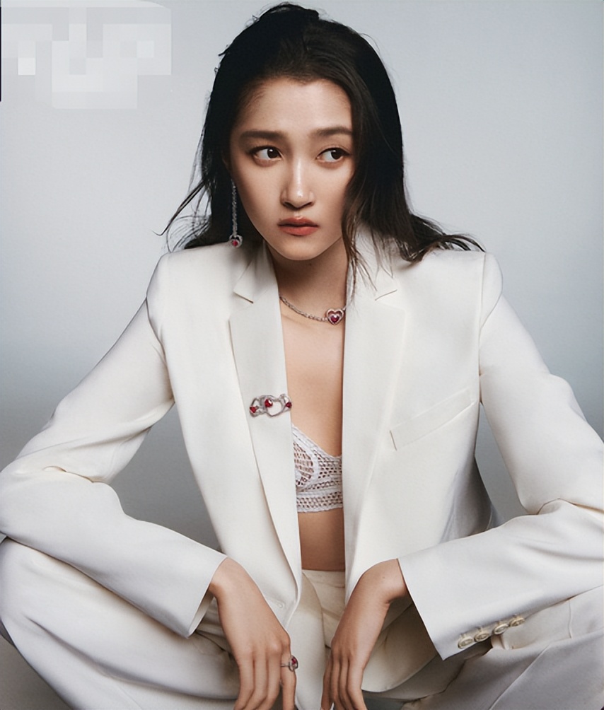 关晓彤霸气护戒指发布会,关晓彤微博之夜黑纱镶钻抹胸礼服