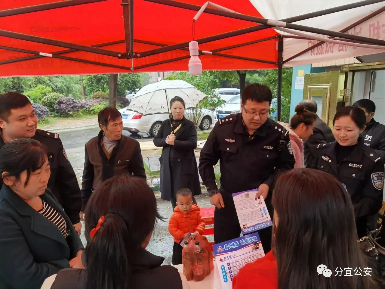 小区悬挂反电诈宣传条幅,小区别致反诈宣传横幅