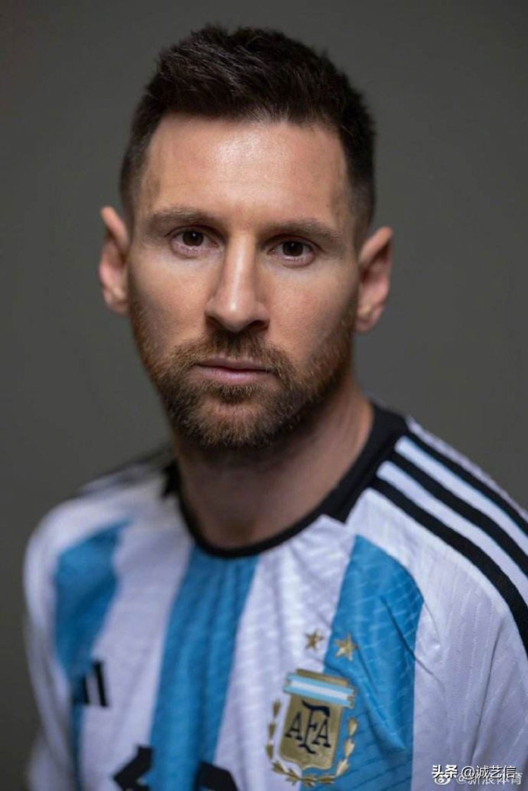 梅西拿着美洲杯来卡塔尔的漫画,梅西世界杯头像漫画