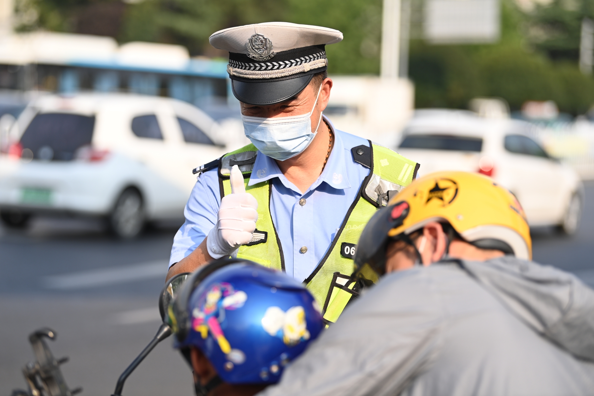 党旗在我们的心中高高飘扬,让党旗在基层一线高高飘扬