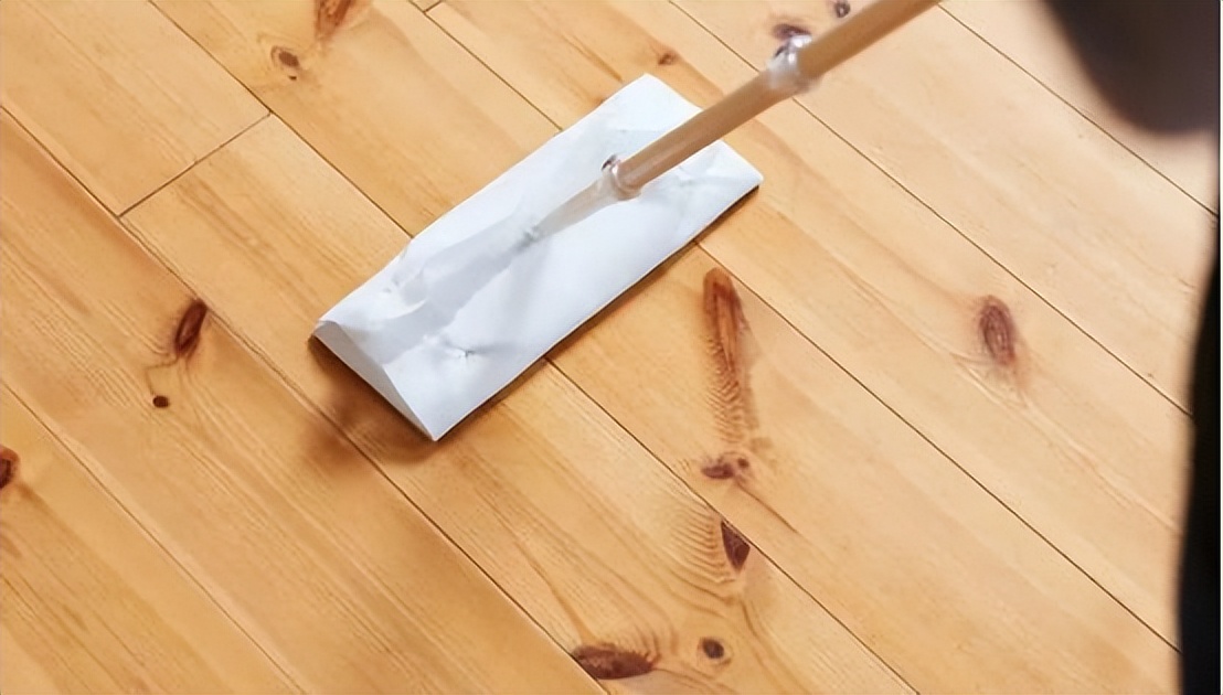 瓷砖地板拖地后会有水印如何解决,地板砖上有盐水印用什么能擦掉