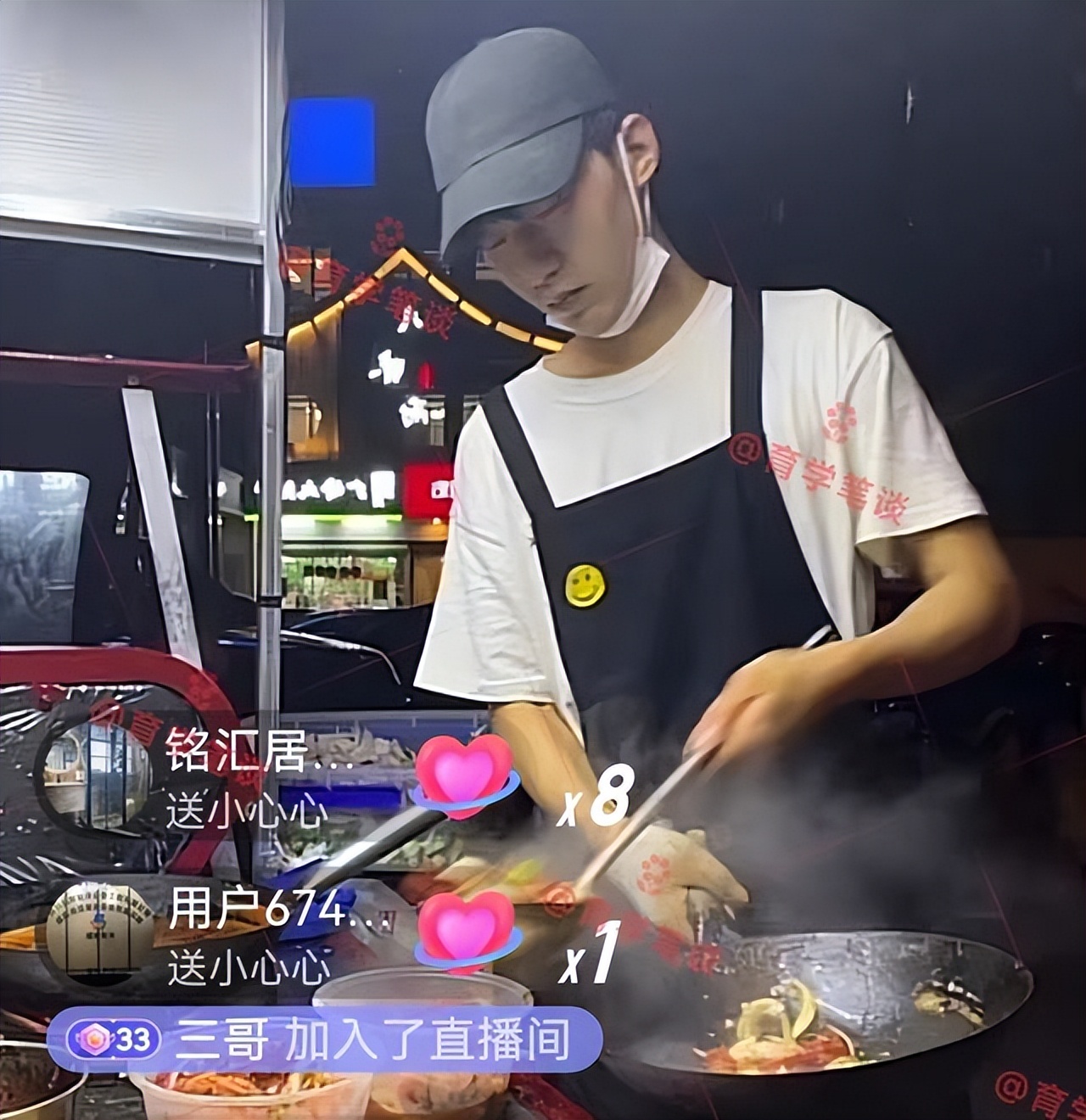 19岁男生在大学城炒龙虾，颜值引女生守在直播间，高峰时有9万人