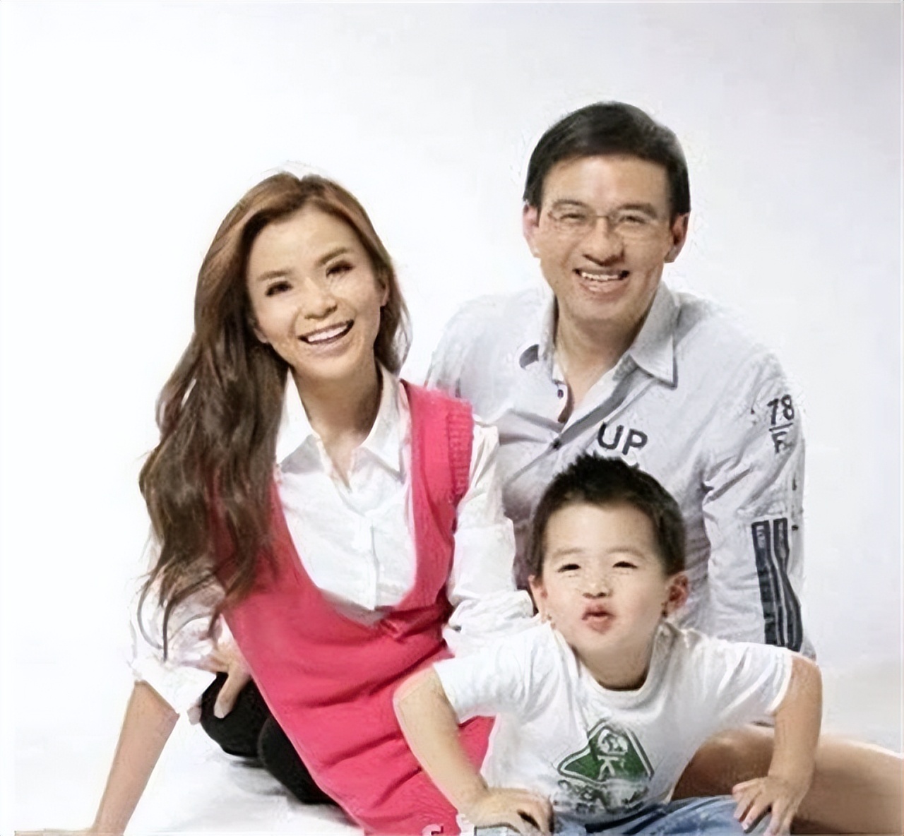 央视电视台主持人嫁给美籍华人,央视主持人嫁给富二代