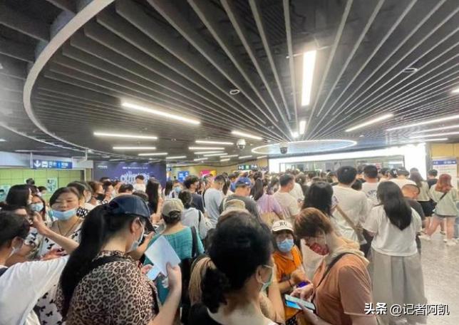 南京凌晨排队买茶颜悦色,凌晨4点排队买奶茶