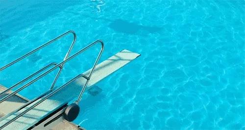 在游泳池里放入蝌蚪会怎么样,游泳池里会有尿吗