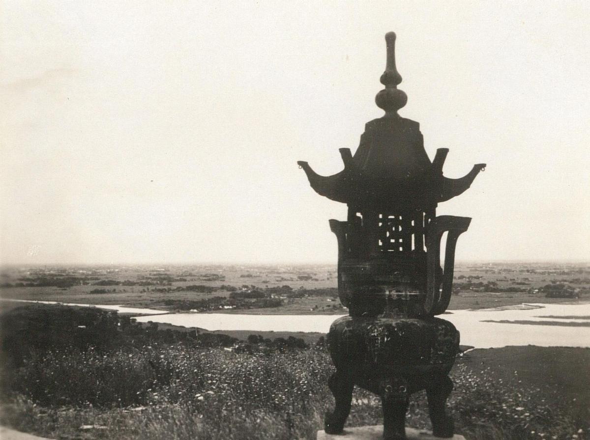 30个老照片记录女子与洋人*片鸦**烟枪下的白日梦