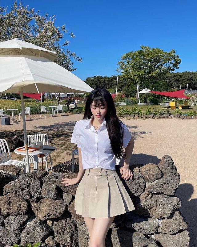 短款卡其色衬衫搭配白色短裙,蓝色衬衫搭卡其色短裙