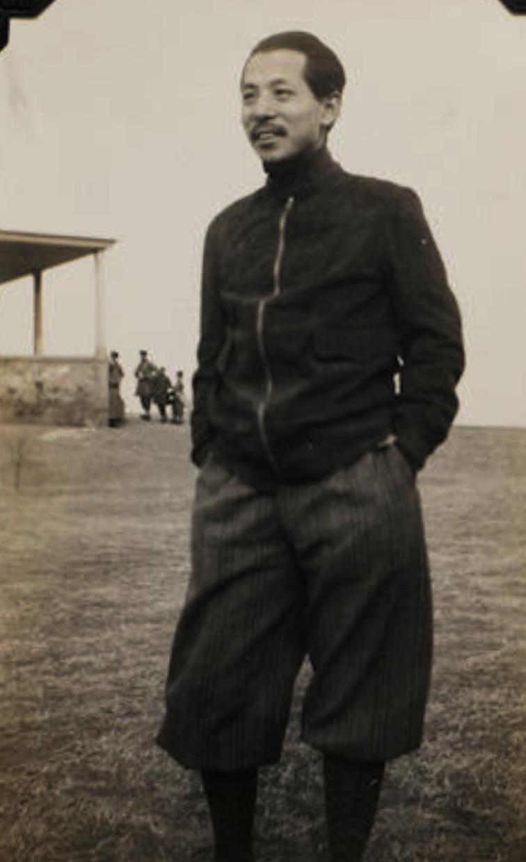 女子身着日本侵华军装露脸,日军女子拍照