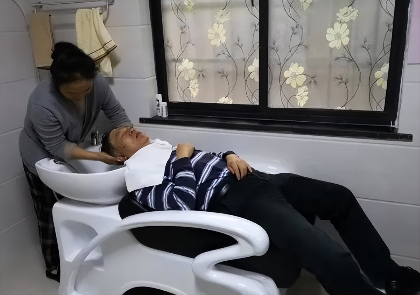 老人洗澡猝死警方提示,老人洗浴店泡澡猝死后续