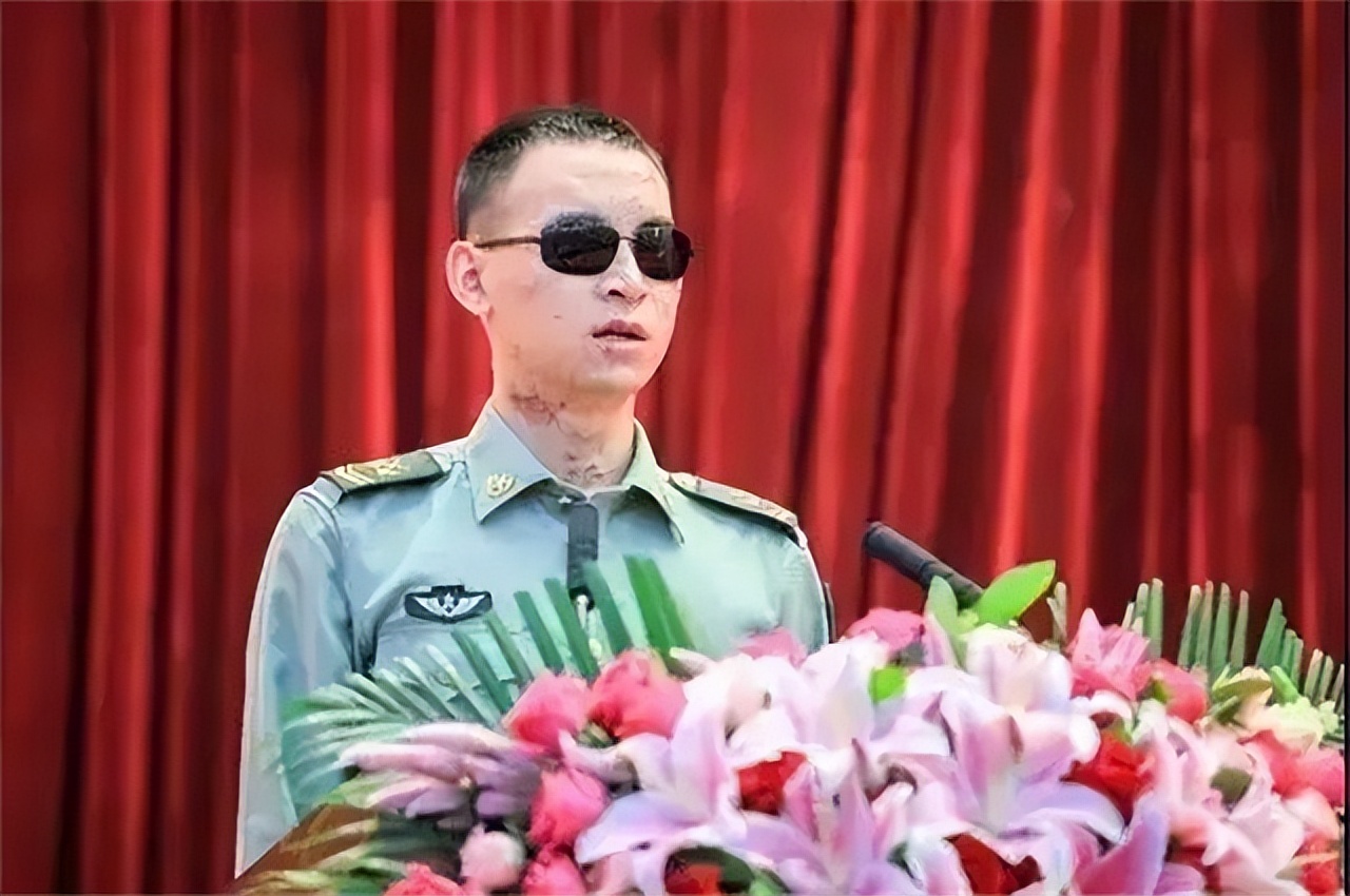 中国排雷英雄杜富国授勋仪式,排雷英雄杜富国八一勋章视频