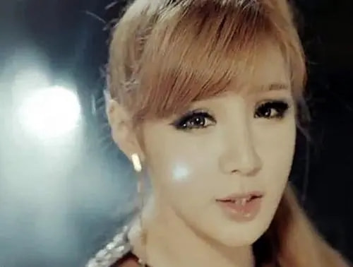 她曾比Lisa还火爆，却因服用“禁药”被*制抵**，如今宛如“充气人”