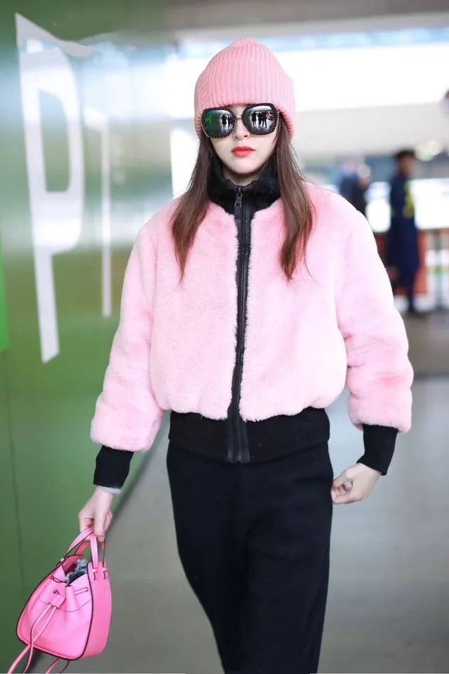 唐嫣在机场时背的焦糖色包,唐嫣曾经用过哪些包包