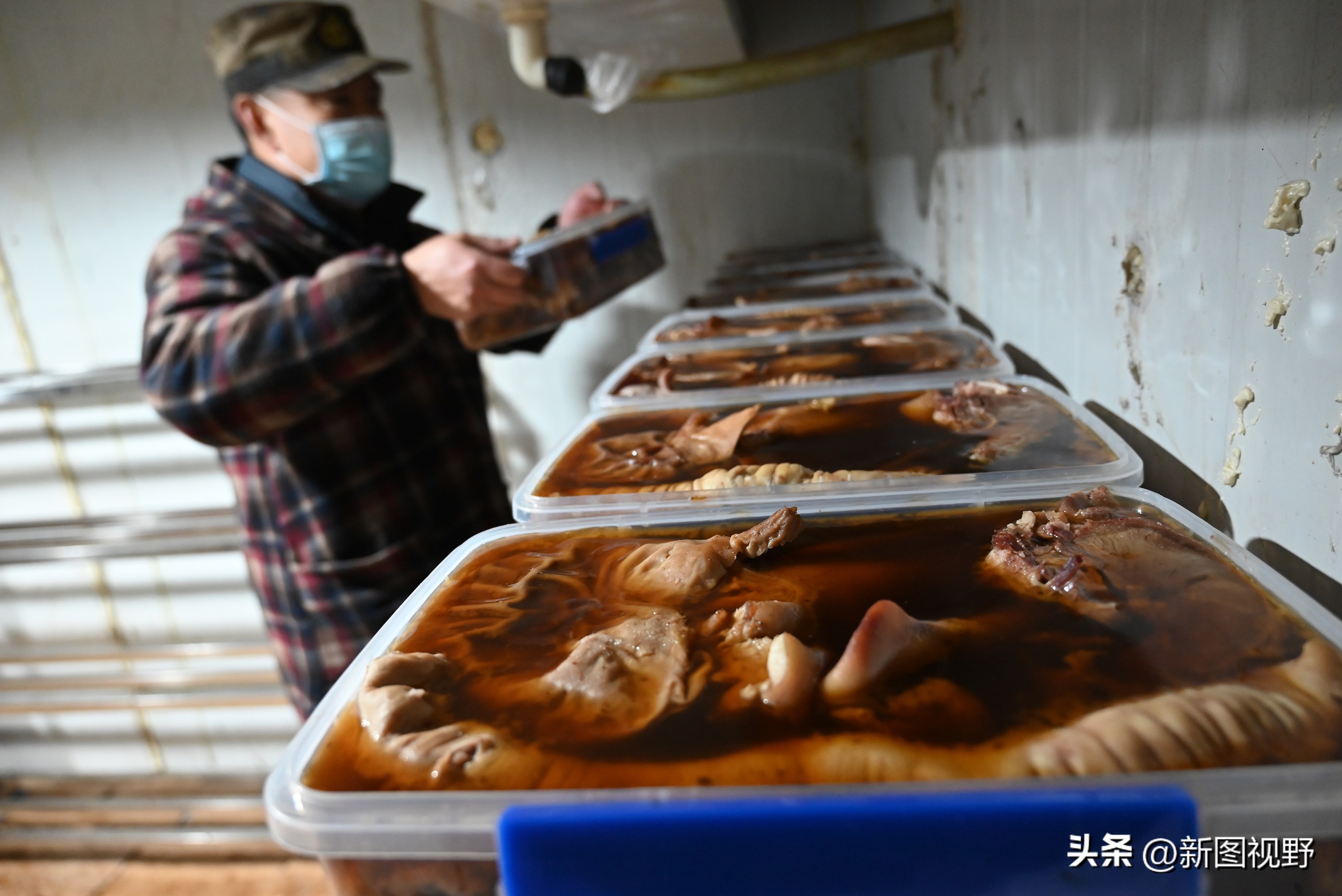 农村夫妻秘制“下酒菜”，4个月卖掉5000多个猪头，进账100多万元