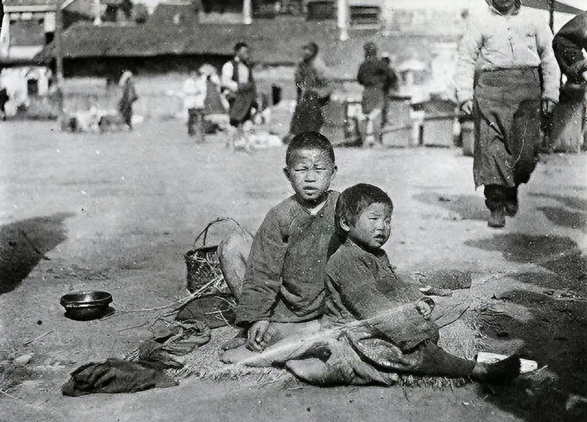 30张老照片再现！变态的纳粹，逼犹太人女人脱衣，集体*杀屠**