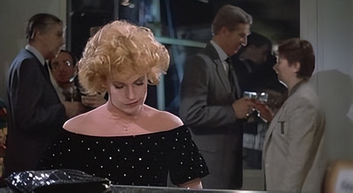 《打工女郎》中展现的女性主义和社会问题对当代社会有何影响？