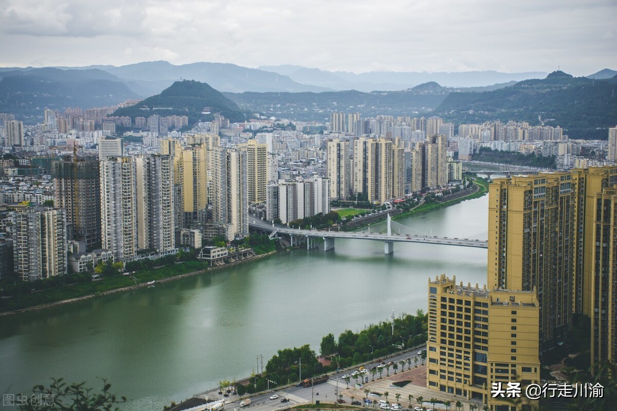 四川正在修建的铁路,一条废弃的铁路穿过城市