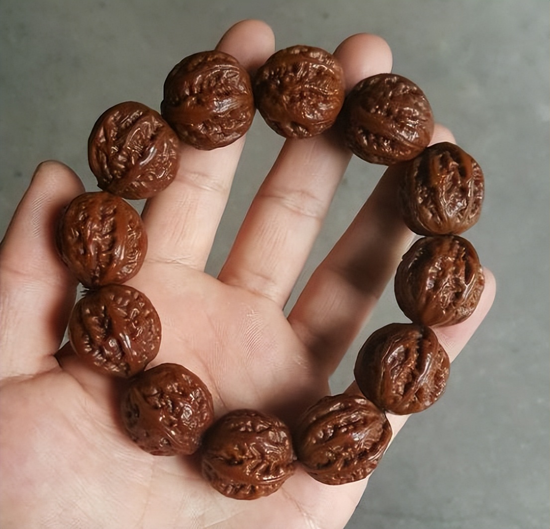 小核桃手串盘了一年,小核桃手串盘起来很油