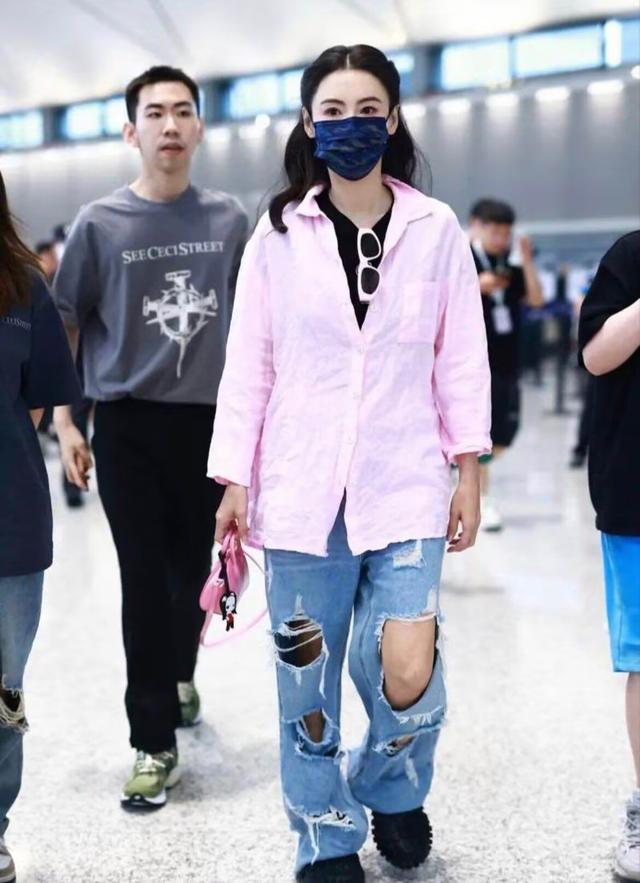 张柏芝穿衣搭配急转直下,张柏芝绿色针织衫配背带裤