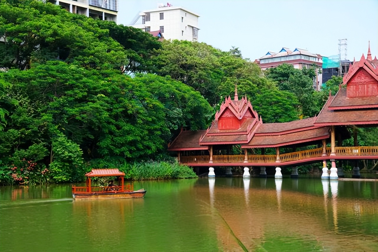 云南西双版纳曼听公园有泰国韵味,西双版纳曼听傣族村寨风景