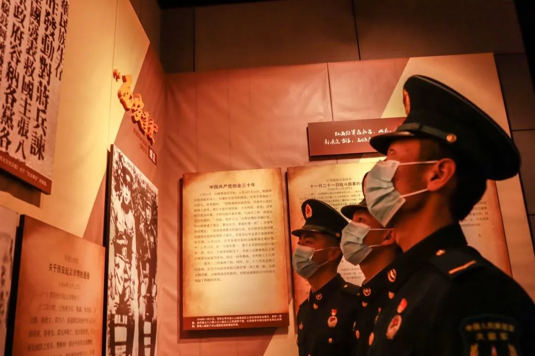 解放军清明缅怀红军先烈活动,清明祭奠革命先烈解放军鸣枪