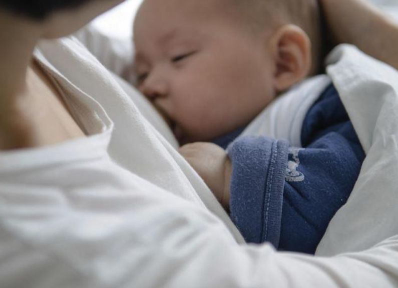 宝宝一吃母乳就“犯困”，刚喂着又醒？“边吃边睡”可能影响发育