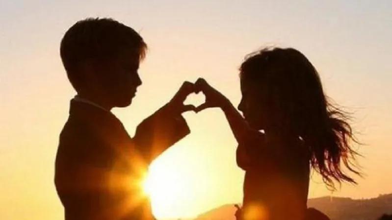 男：“老婆，情人节了，我送你一根葱。”女：“谢谢老公！”