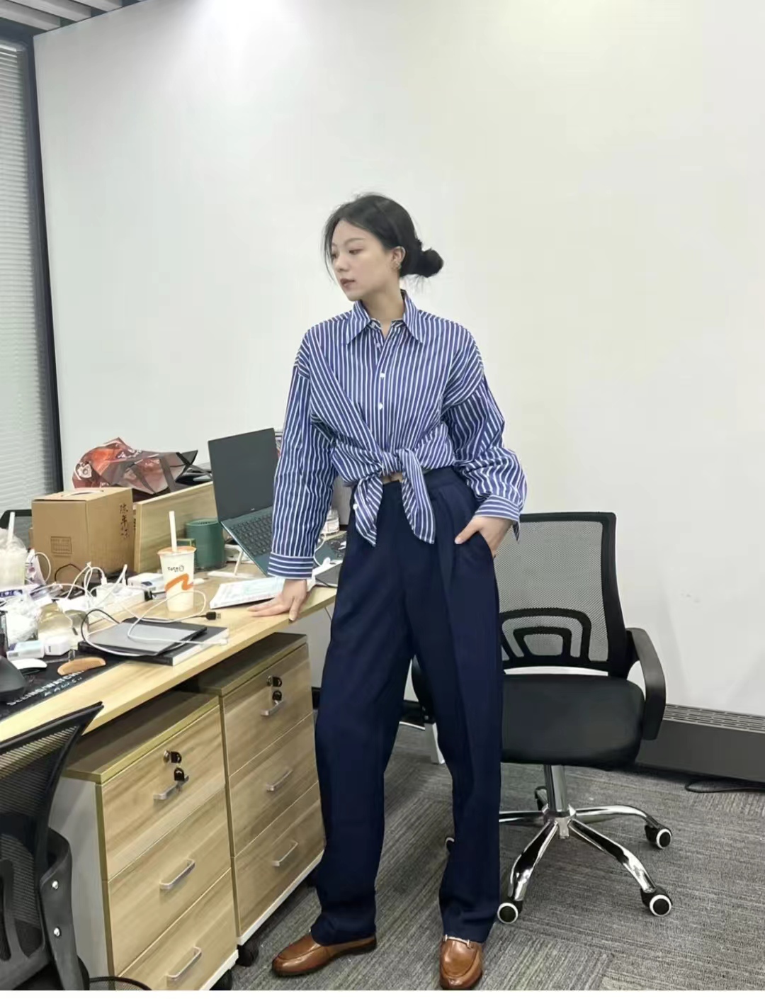 红色条纹衬衫配什么裤子,燕麦裤子搭配蓝白条纹衬衫好看吗