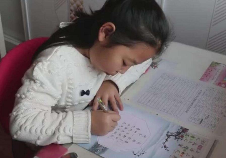 老师反应孩子字迹潦草怎么回复,学生作业字迹潦草怎么处理