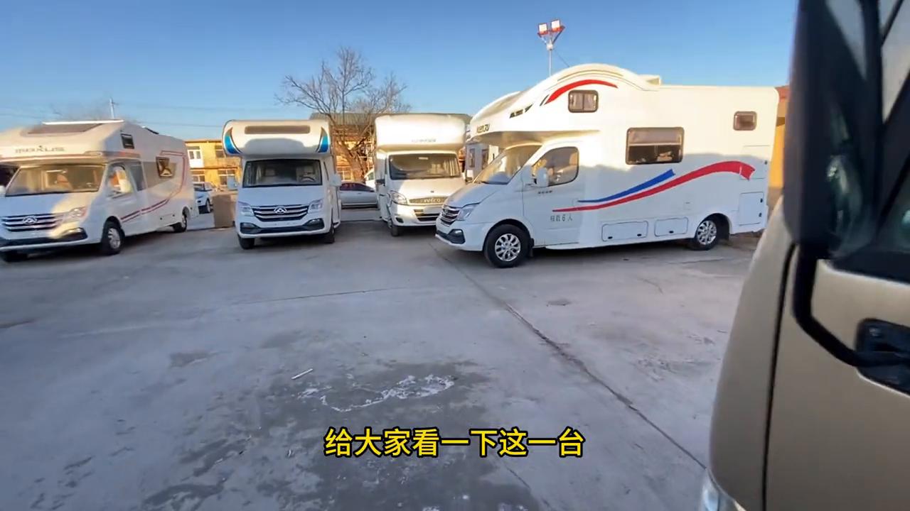 店内目前还有两台江铃考斯特，多床铺、单床铺都有，欢迎咨询