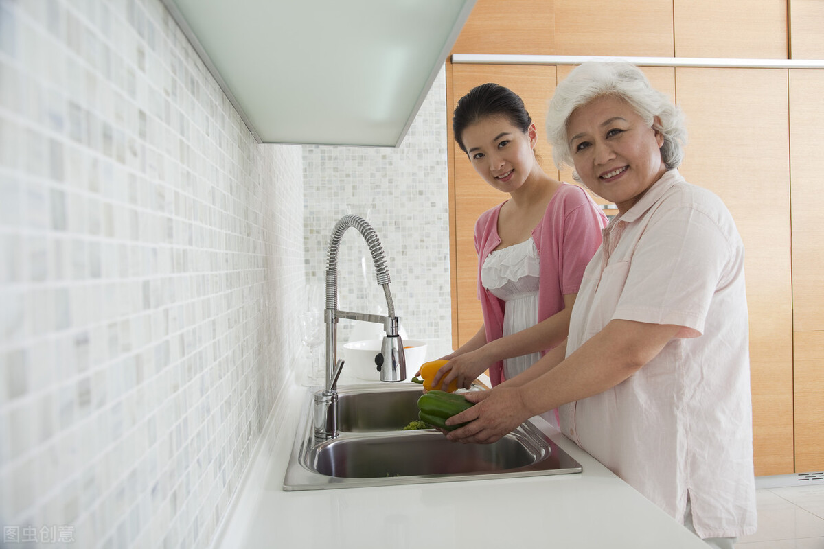 故事：和丈夫回老家后，被寡妇婆婆百般刁难，我一招让她态度改变