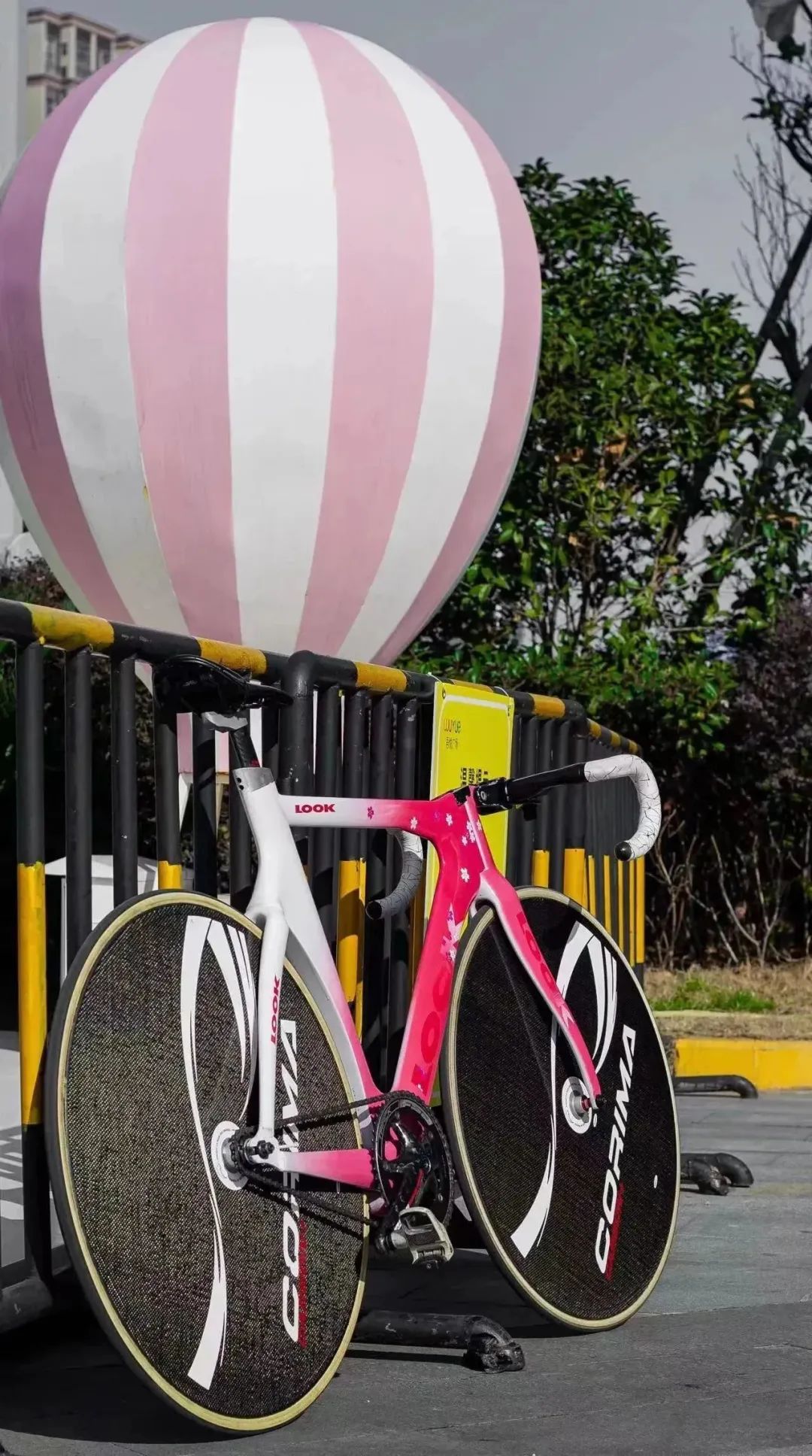 买一辆十多万的自行车,十多万辆的自行车是谁在买