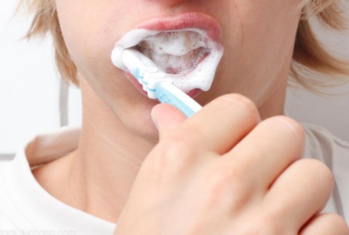 口臭和牙黄用什么牙膏让牙齿变白,去牙渍牙垢牙黄的小妙招