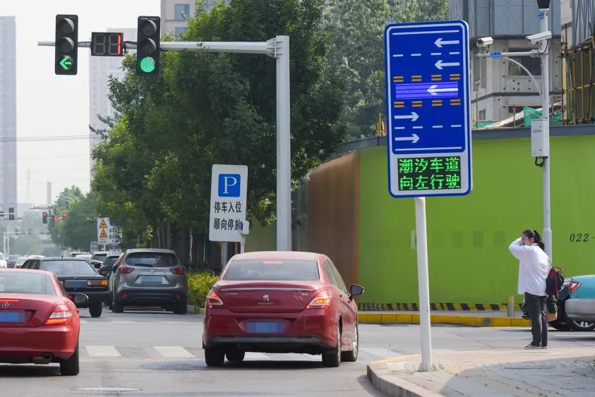 全市首条智能潮汐车道试运行,天津首条智能潮汐车道试运行
