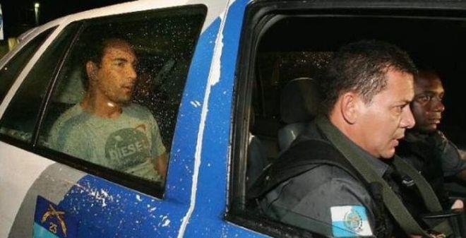 黑白两重天:球场狂欢,牢狱徘徊