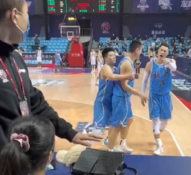 cba场边冲突女记者喊什么了,cba记者疑似辱骂球员引冲突后续