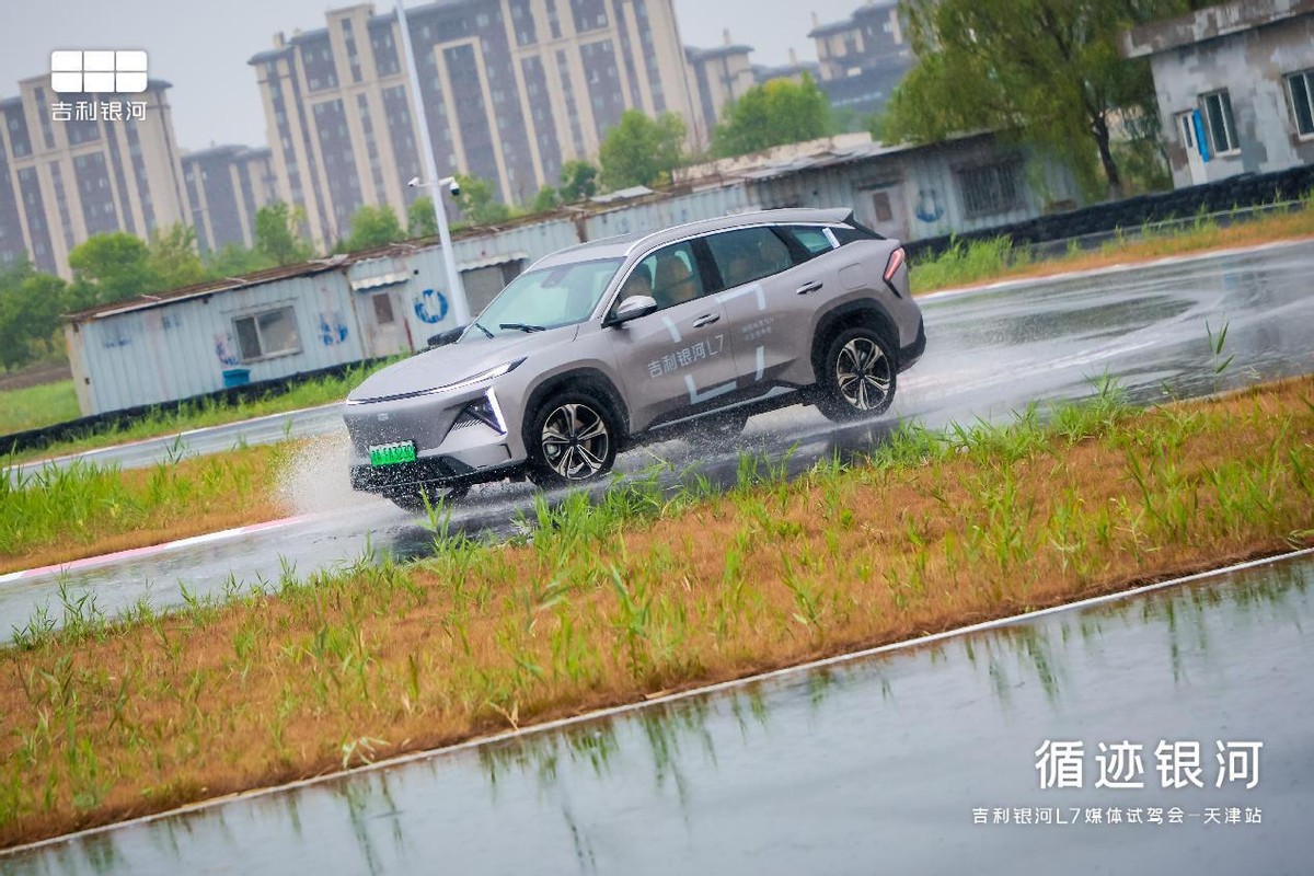吉利银河l7静态体验,吉利银河l7雨天第一视角