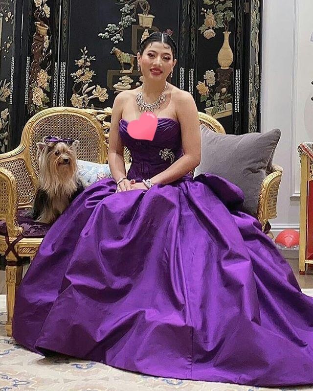 泰国神兽公主身材好辣！白衬衫裹身掩不住丰胸，可惜35岁仍是单身