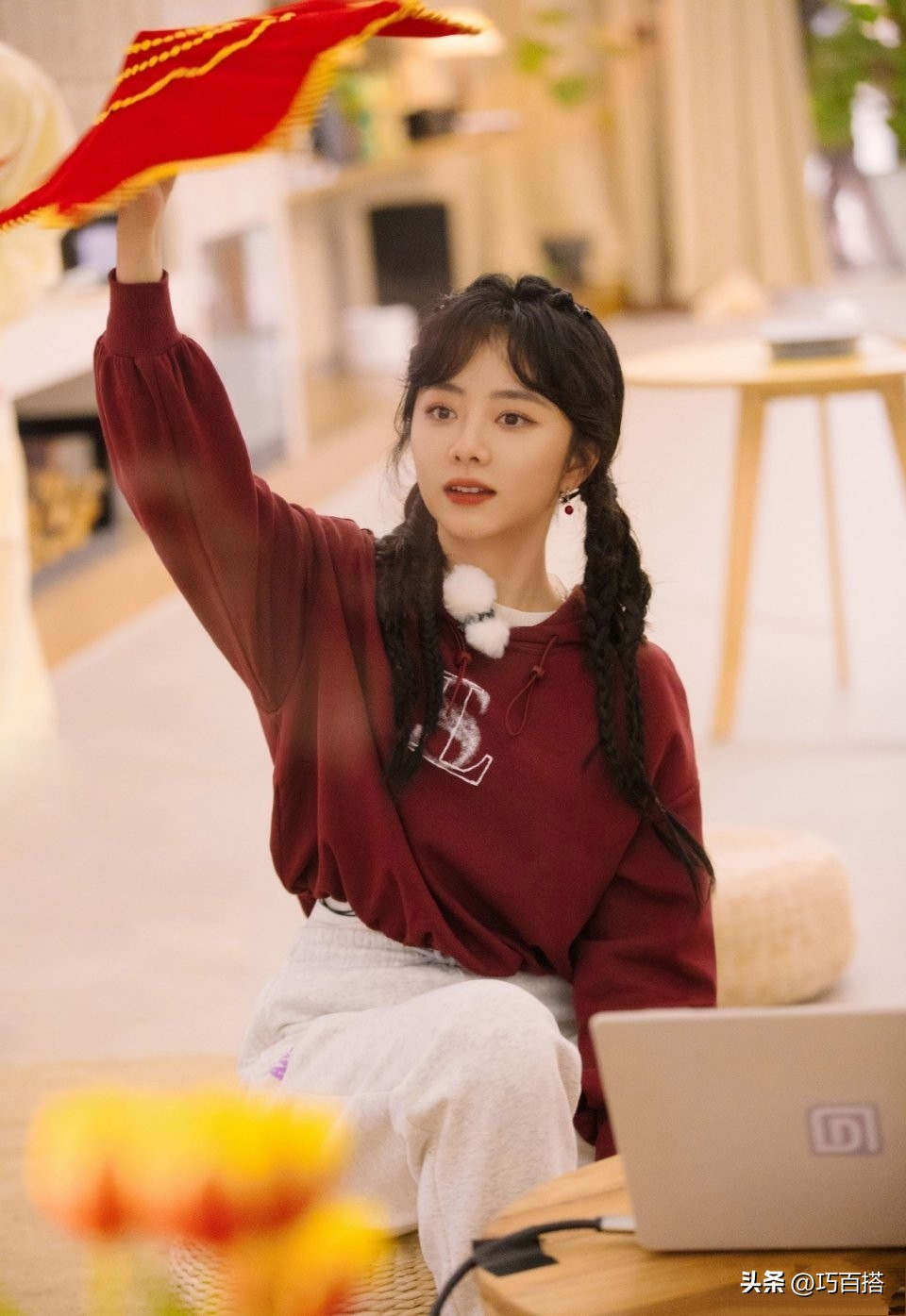 谭松韵印花衬衣搭波浪发摩登复古,谭松韵的衣服搭配春季