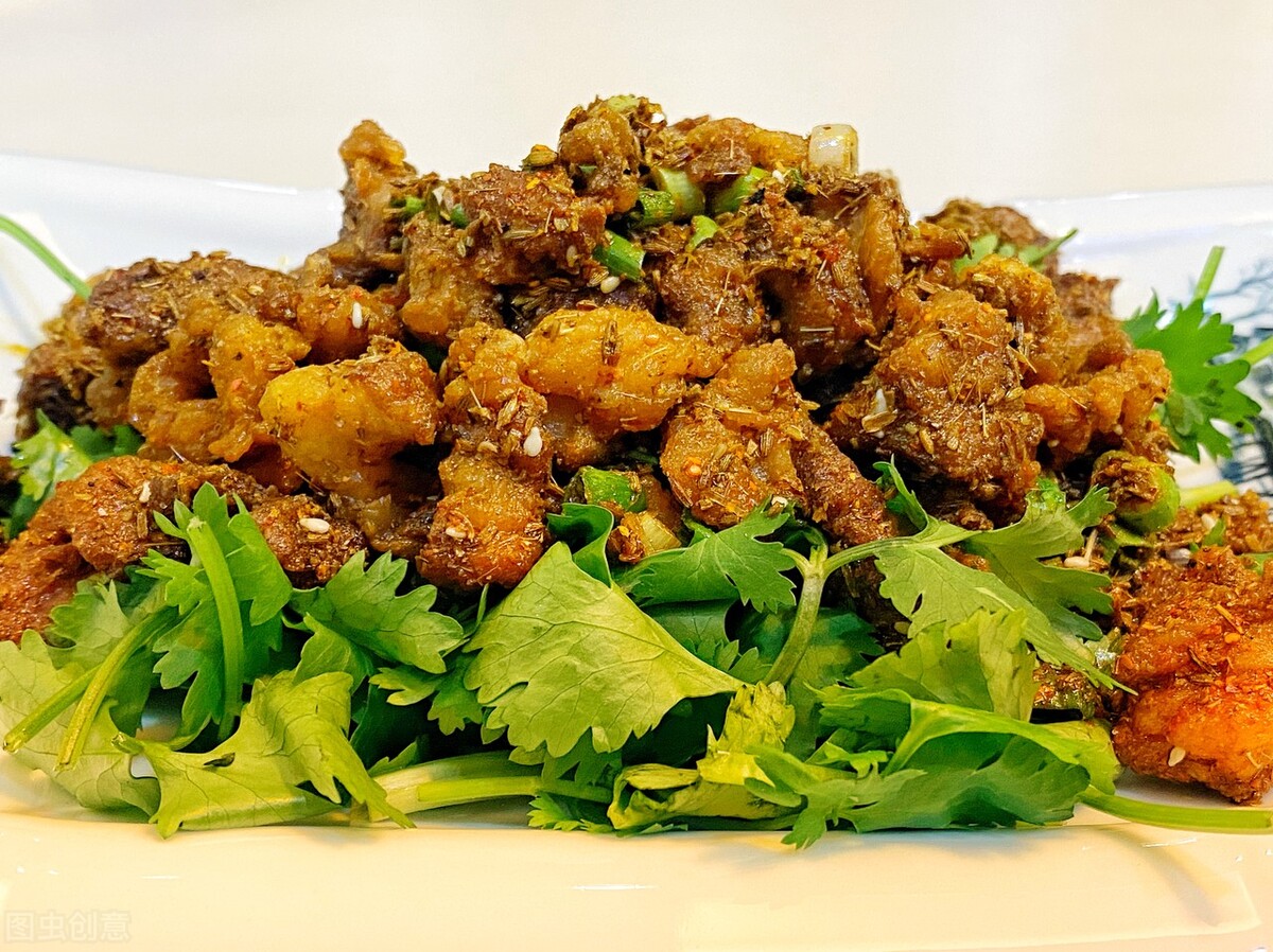 爆炒孜然羊肉粒最正宗的做法,孜然羊肉粒最正宗的做法不过油