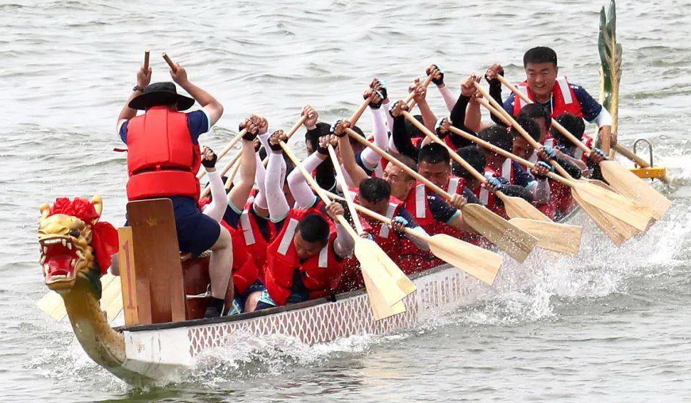 辽宁龙舟比赛主打的就是一个欢乐,辽宁龙舟逆水行舟震撼场面