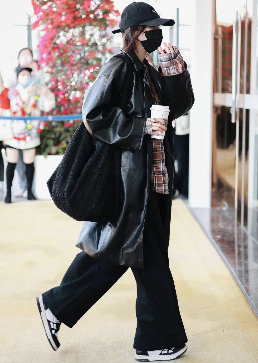 杨幂黑色牛仔休闲外套搭配图片,杨幂同款黑大衣搭配